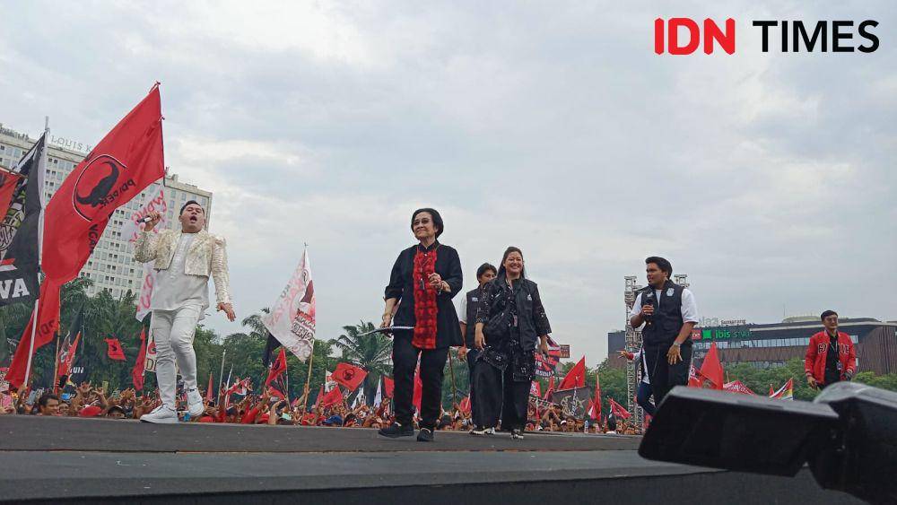 Ketum PDIP Megawati Soekarnoputri bernyanyi bersama Nassar di kampanye akbar Ganjar-Mahfud Semarang. (IDN Times/Fariz Fardianto)