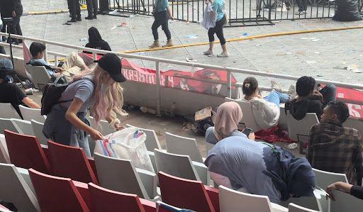 Sederhana Tapi Bermakna, Pendukung Prabowo Punguti Sampah di GBK