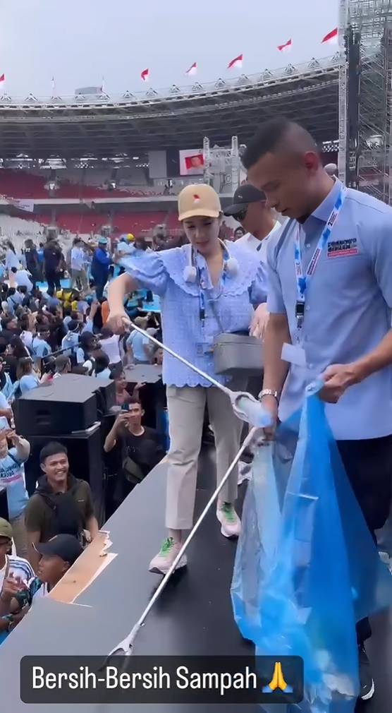 potret Nagita pungut sampah di GBK setelah kampanye Prabowo-Gibran (instagram.com/raffinagita1717)
