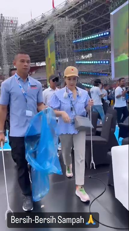 potret Nagita pungut sampah di GBK setelah kampanye Prabowo-Gibran (instagram.com/raffinagita1717)