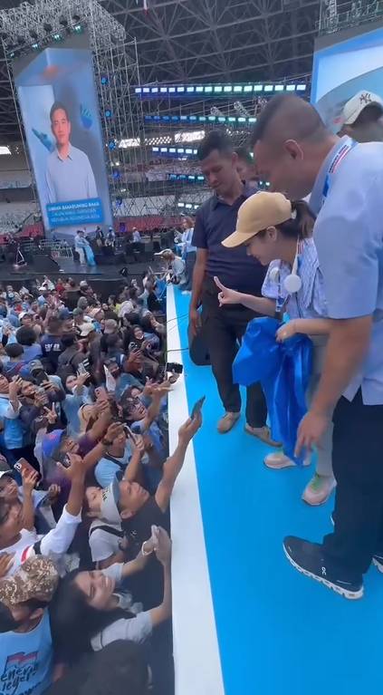 potret Nagita pungut sampah di GBK setelah kampanye Prabowo-Gibran (instagram.com/raffinagita1717)