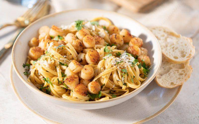 ilustrasi Lemon-Garlic Pasta with Scallops (truenorthseafood.com)