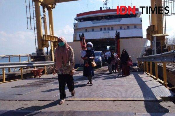 Para penumpang yang baru keluar dari kapal di Pelabuhan Ulee Lheue, Banda Aceh (IDN Times/Mhd Saifullah)