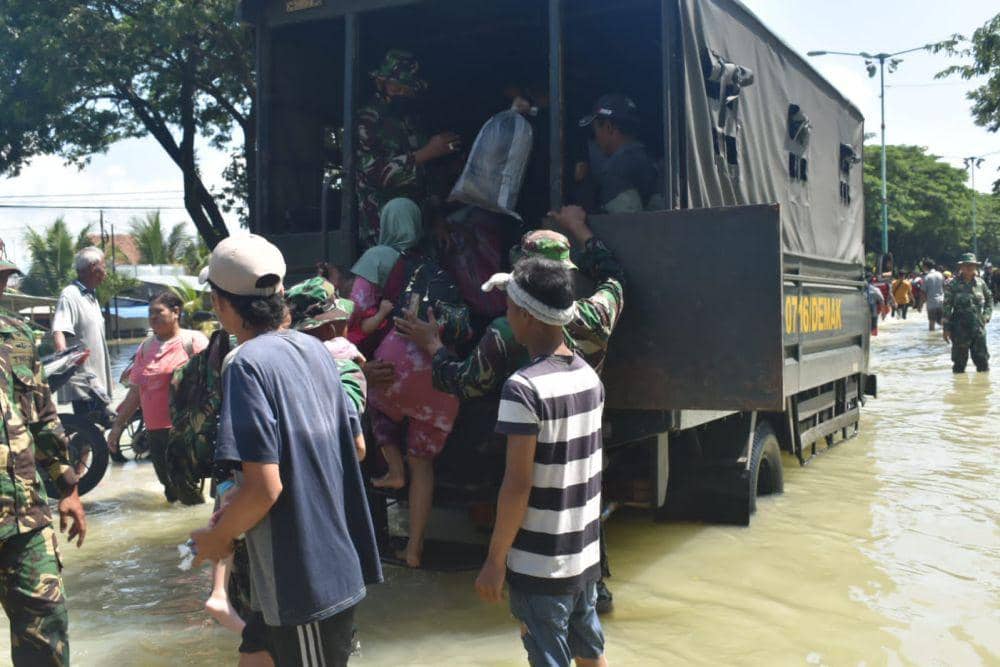 Para personel TNI mengarahkan warga masuk ke truk taktis untuk dievakuasi ke tempat yang lebih aman. (IDN Times/Dok Pendam IV Diponegoro Semarang)