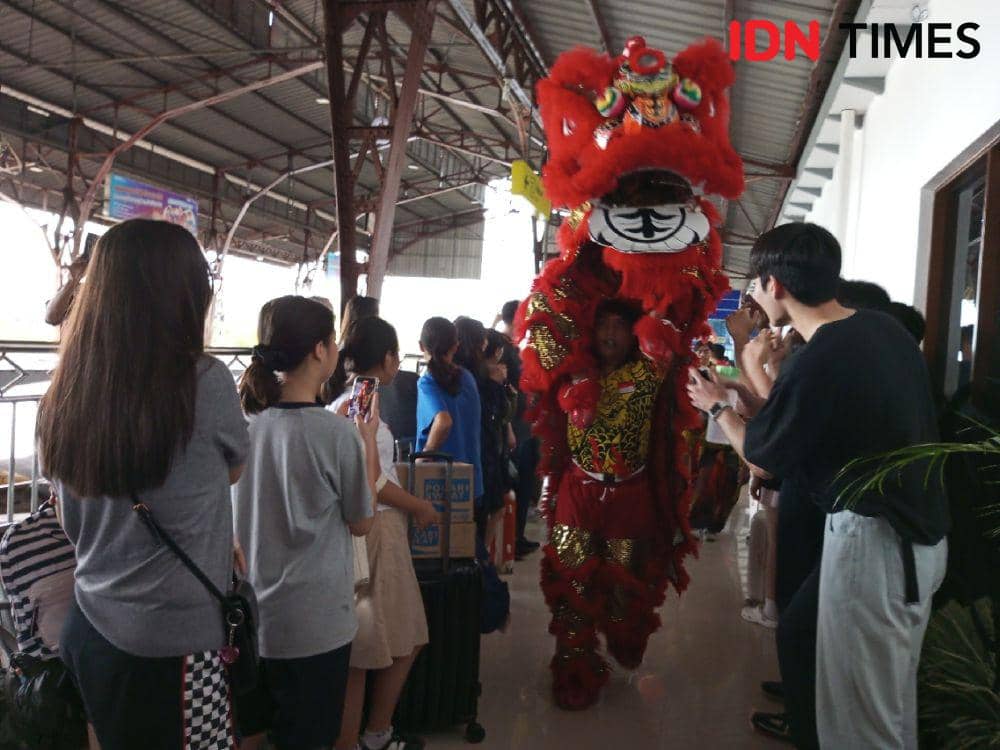 Para penumpang yang kebanyakan dari keturunan Tionghoa saat menyaksikan barongsai di dalam ruang tunggu,Sabtu (10/2/2024).(IDN Times/Cokie Sutrisno).