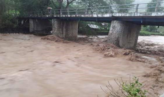 Curah hujan yang tinggi menyebabkan air sungai meluap di wilayah Kota Bima, NTB, Jumat (9/2/2024). (dok. BPBD NTB)
