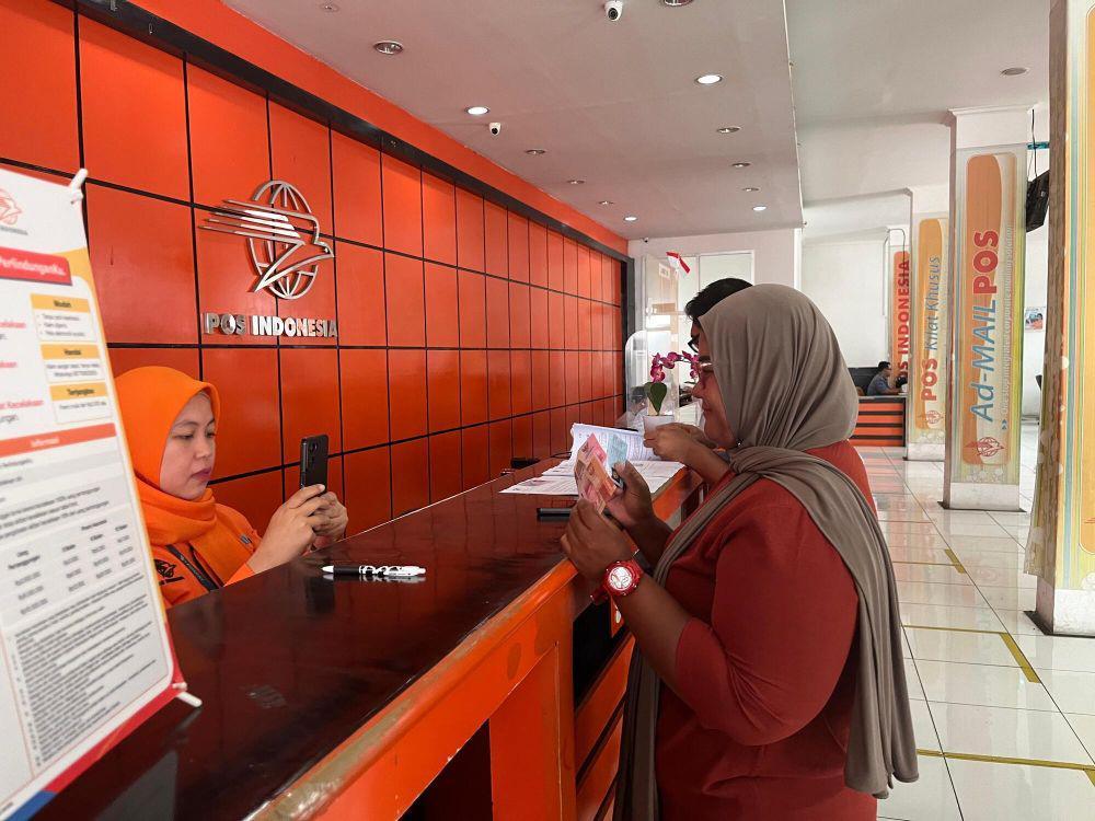 Penyaluran bantuan sosial (bansos) PKH dan sembako triwulan I 2024 dimulai. PT Pos Indonesia (Persero) atau Pos Ind kembali mendapat amanah dari pemerintah melalui Kementerian Sosial untuk menyalurkan bantuan program tersebut. (Dok. PT Pos Indonesia)