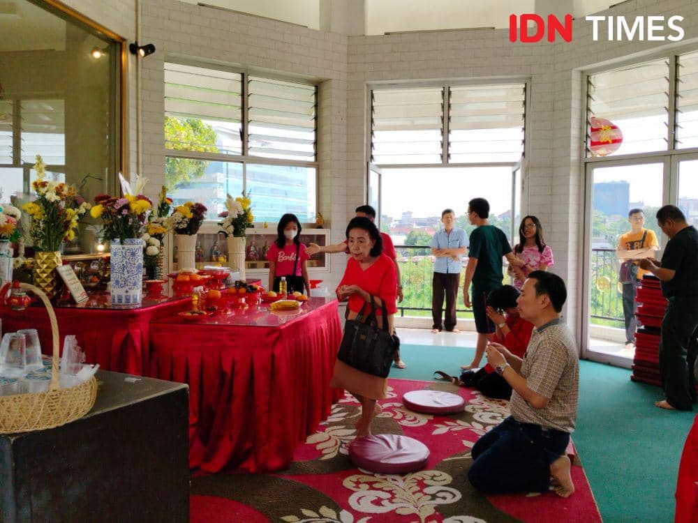 Pengunjung memanfaatkan momen imlek untuk beribadah dan berdoa (IDN Times/Eko Agus Herianto)