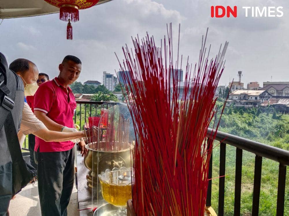 Para pengunjung membakar dupa (IDN Times/Eko Agus Herianto)