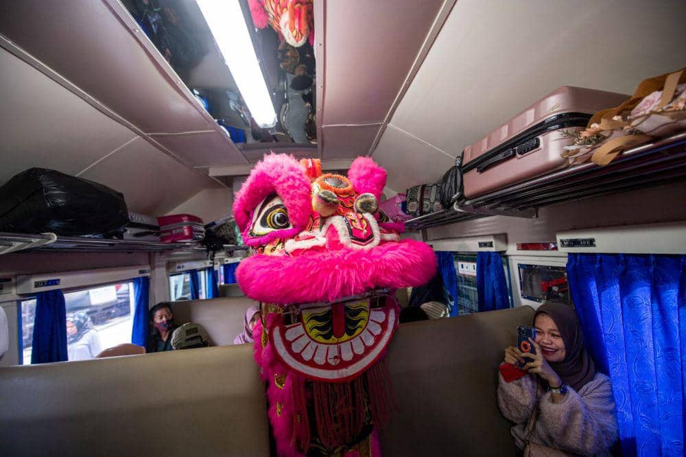 Atraksi Barongsai dalam perayaan Imlek ke-2.575 di Stasiun Kertapati Palembang. ANTARA FOTO/Nova Wahyudi