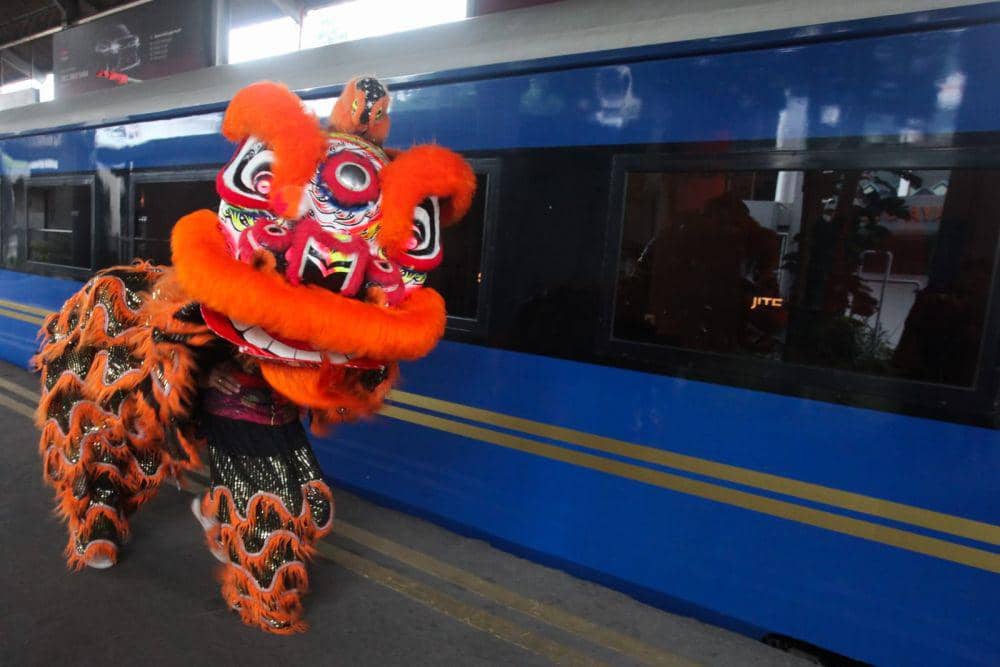 Atraksi Barongsai dalam perayaan Imlek ke-2.575 di Stasiun Kertapati Palembang. ANTARA FOTO/Nova Wahyudi