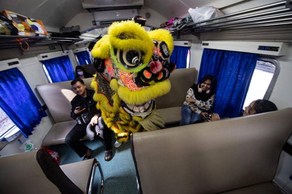 KAI Hibur Penumpang dengan Atraksi Barongsai di Palembang