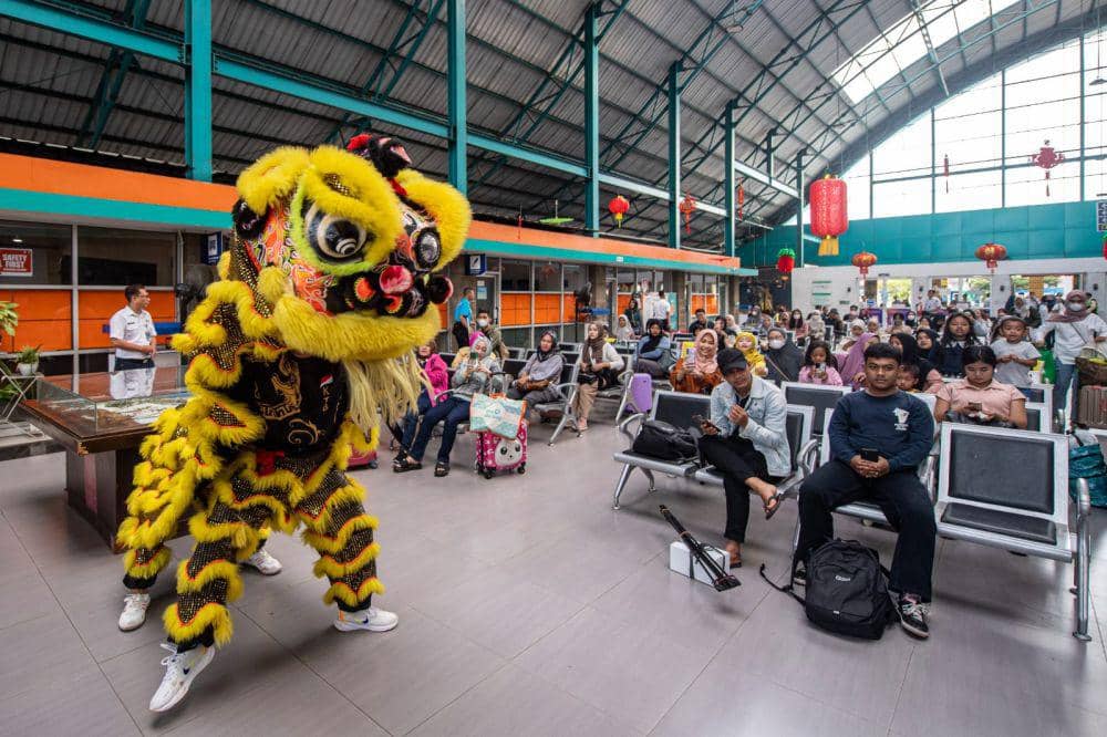 Atraksi Barongsai dalam perayaan Imlek ke-2.575 di Stasiun Kertapati Palembang. ANTARA FOTO/Nova Wahyudi