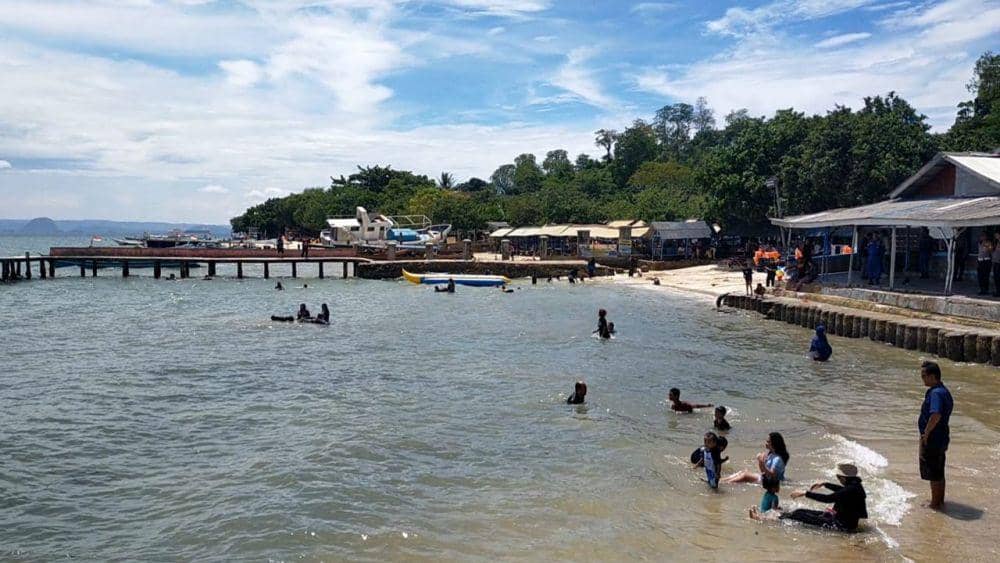 Destinasi wisatawan Pantai Mutun di momen Tahun Baru Imlek 2024. (IDN Times/Istimewa).