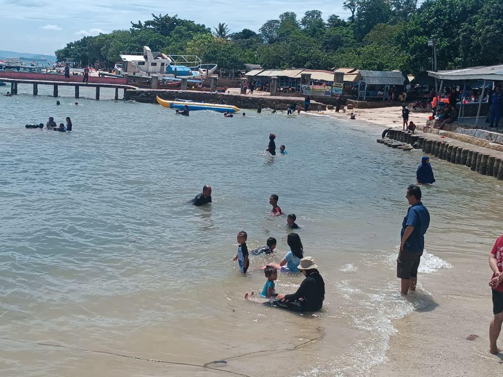 Destinasi wisatawan Pantai Mutun di momen Tahun Baru Imlek 2024. (IDN Times/Istimewa).