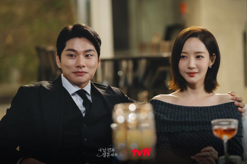 Lee Yi Kyung dan Park Min Young di drama Marry My Husband (Dok. tvN/Marry My Husband)