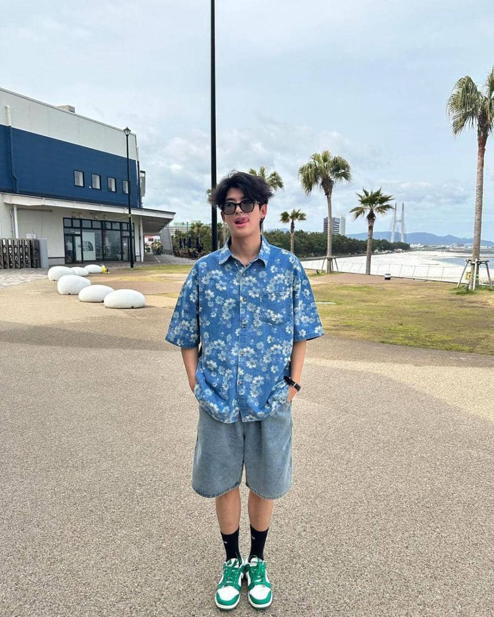 outfit nuansa biru ala Mark Pakin (instagram.com/mmarkpkk)