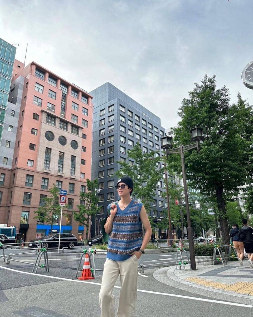 outfit nuansa biru ala Mark Pakin (instagram.com/mmarkpkk)