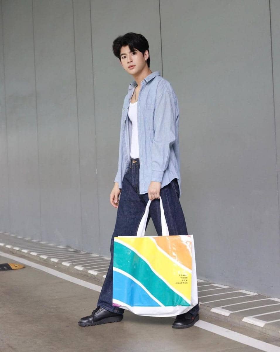 outfit nuansa biru ala Mark Pakin (instagram.com/mmarkpkk)