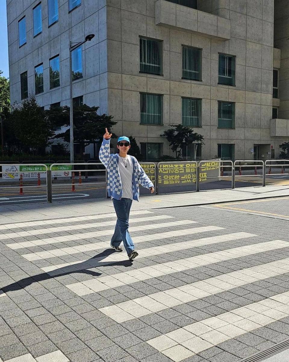 outfit nuansa biru ala Mark Pakin (instagram.com/mmarkpkk)