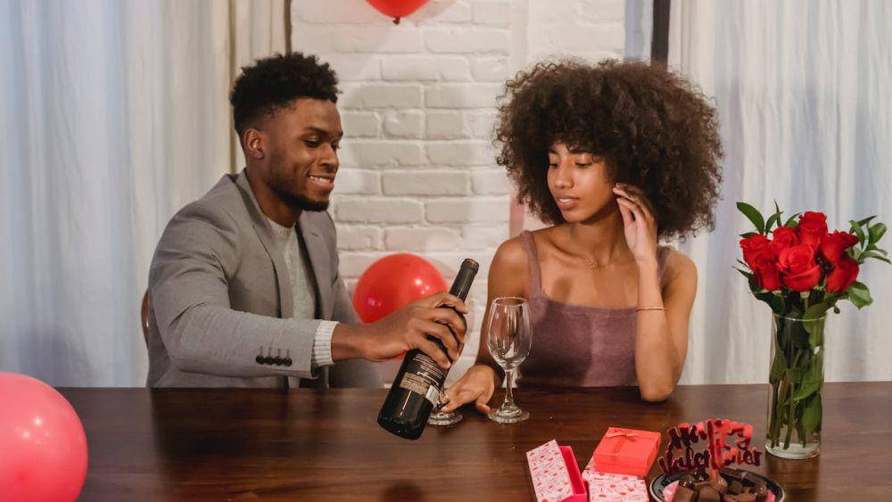 ilustrasi tamu yang nyaman dengan pesta valentine (pexels.com/Andres Ayrton)