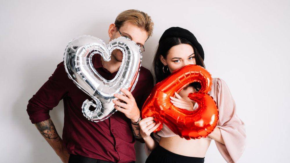 ilustrasi mengadakan acara pesta valentine yang menyenangkan (pexels.com/Anna Tarazevich)