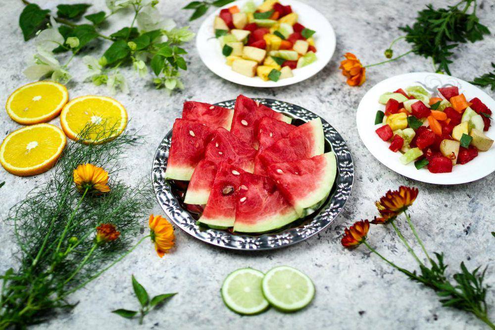 ilustrasi buah potong untuk camilan saat meeting (pexels.com/Tamanna Rumee)