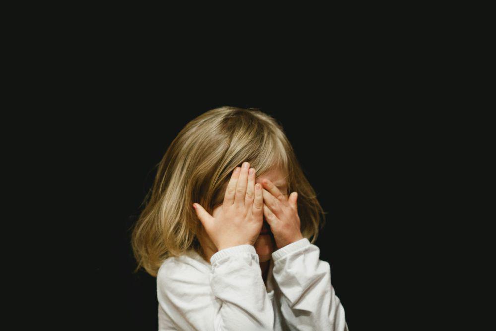 4 Tips Menghadapi Anak yang Menangis di Tempat Umum
