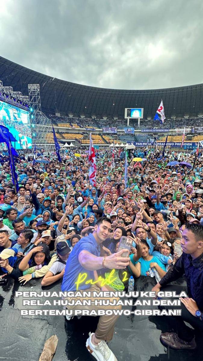 potret Verrell naik ojek dan hijan-hujanan ke lokasi kampanye Prabowo-Gibran (instagram.com/bramastavrl)