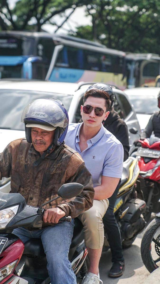 potret Verrell naik ojek dan hijan-hujanan ke lokasi kampanye Prabowo-Gibran (instagram.com/bramastavrl)
