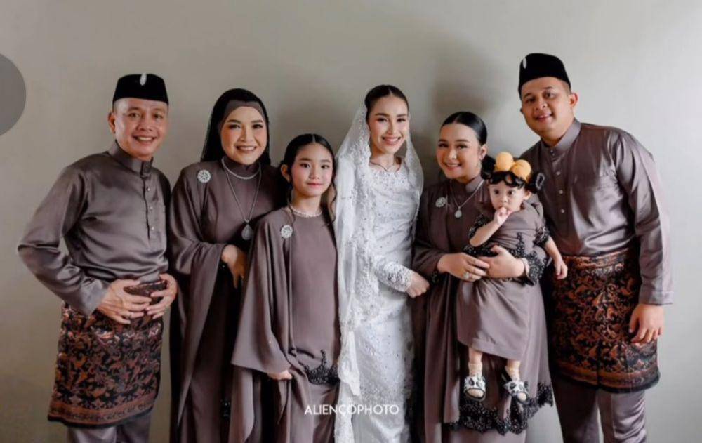 Seragam lamaran keluarga Ayu Ting Ting (instagram.com/mom_ayting92_)