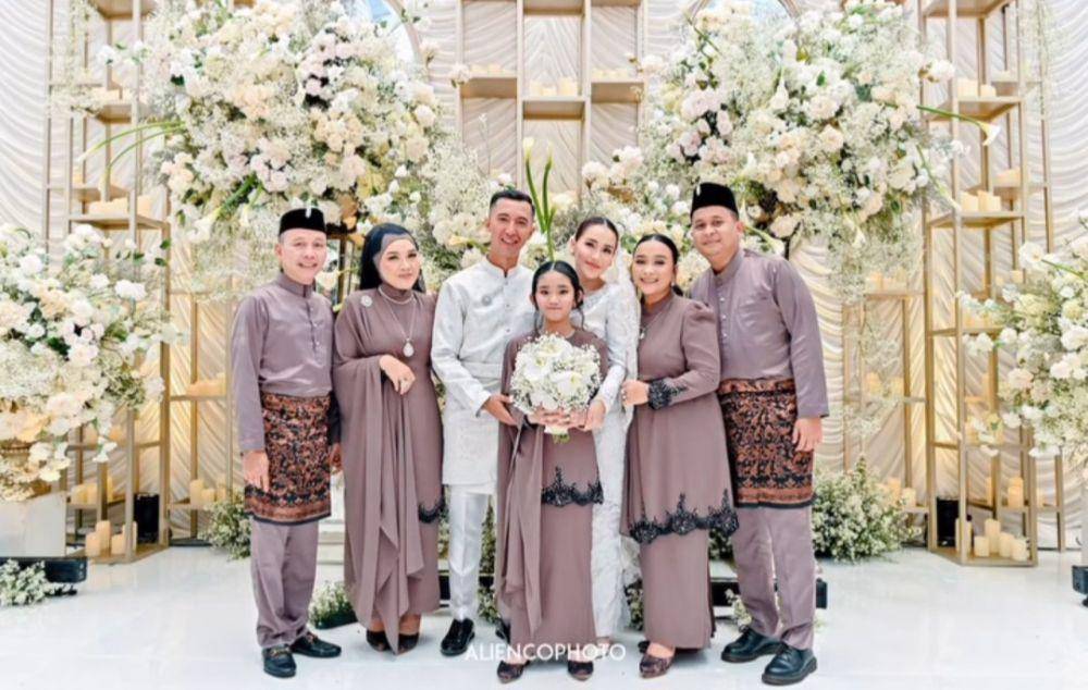 Seragam lamaran keluarga Ayu Ting Ting (instagram.com/mom_ayting92_)