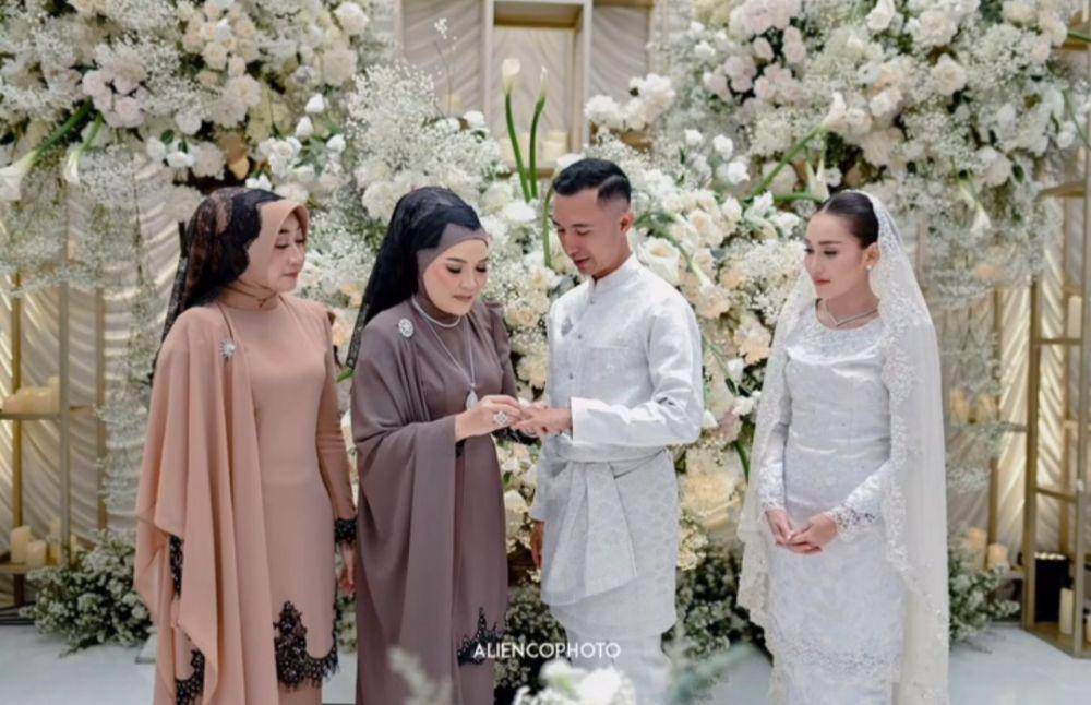 Seragam lamaran keluarga Ayu Ting Ting (instagram.com/mom_ayting92_)