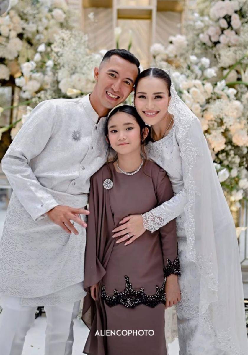 Seragam lamaran keluarga Ayu Ting Ting (instagram.com/mom_ayting92_)