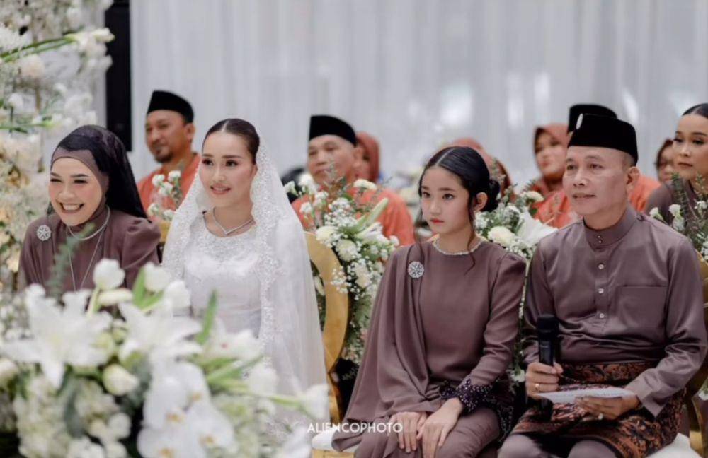 Seragam lamaran keluarga Ayu Ting Ting (instagram.com/mom_ayting92_)