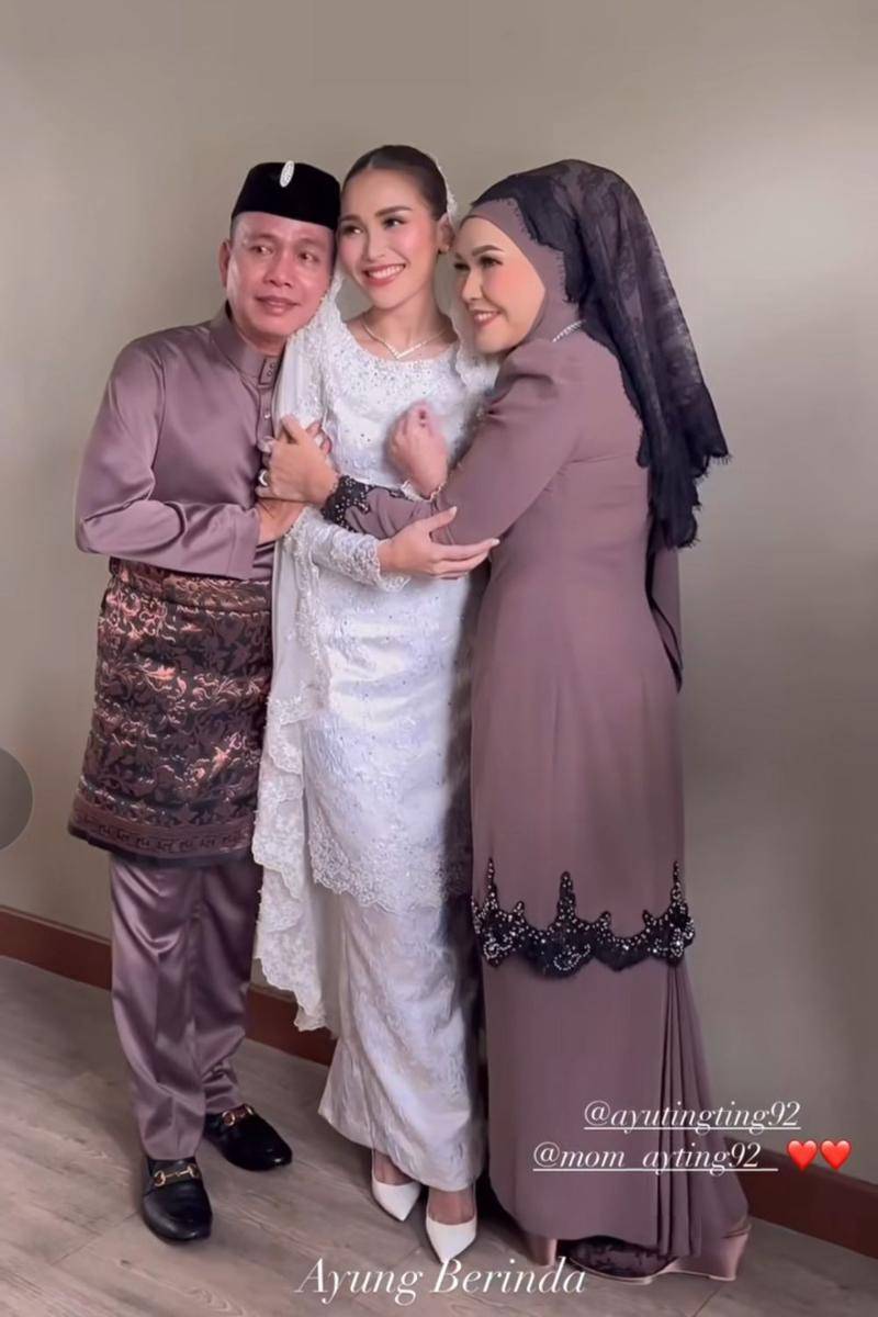 Seragam lamaran keluarga Ayu Ting Ting (instagram.com/ayungberinda)