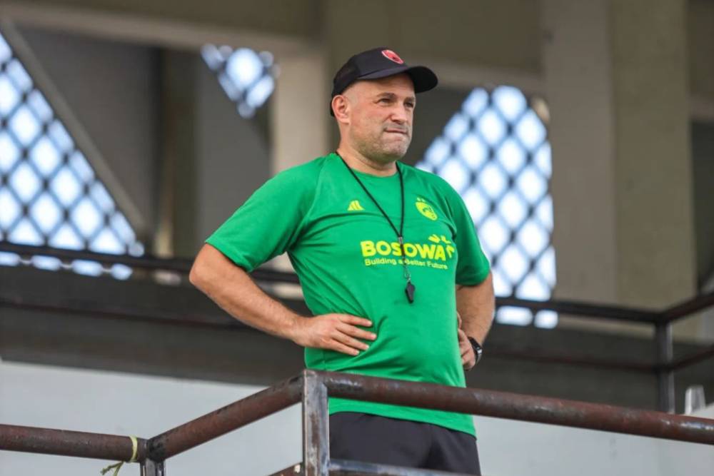 Pelatih kepala PSM Makassar, Bernardo Tavares, saat memantau sesi latihan anak asuhnya di Stadion Kalegowa Pallangga pada 26 Januari 2024. (Instagram.com/psm_makassar)