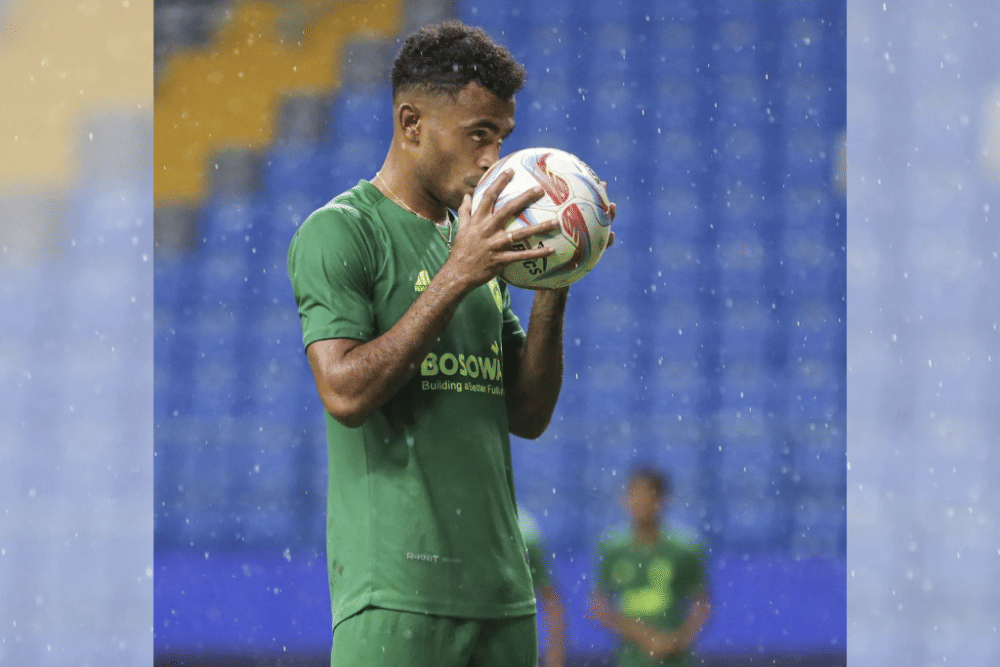 Winger PSM Makassar, Yakob Sayuri, dalam sesi official training di Stadion Batakan Balikpapan pada Minggu 3 Februari 2024. (Instagram.com/psm_makassar)