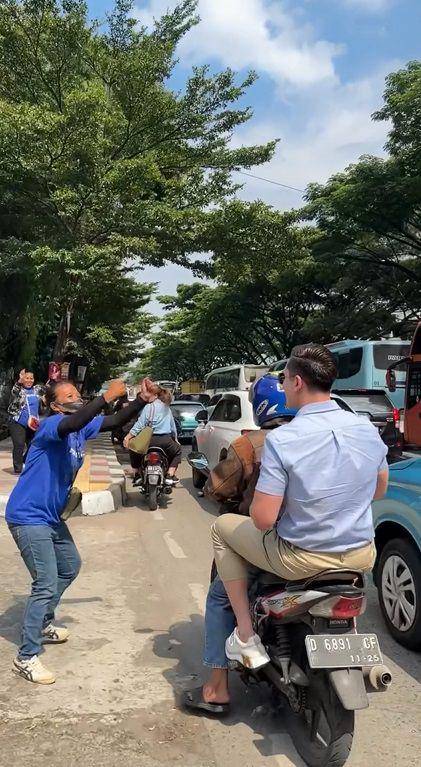 potret Verrell naik ojek dan hijan-hujanan ke lokasi kampanye Prabowo-Gibran (instagram.com/bramastavrl)