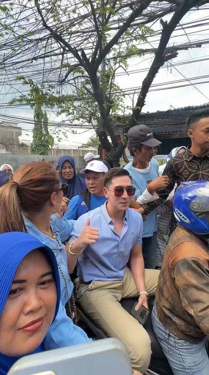 potret Verrell naik ojek dan hijan-hujanan ke lokasi kampanye Prabowo-Gibran (instagram.com/bramastavrl)