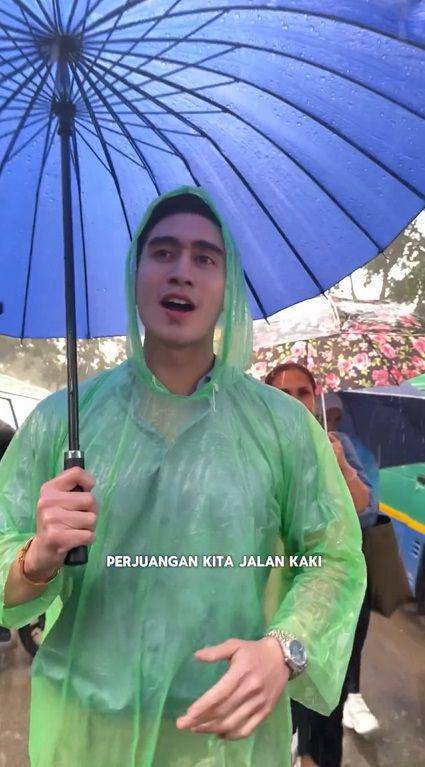 potret Verrell naik ojek dan hijan-hujanan ke lokasi kampanye Prabowo-Gibran (instagram.com/bramastavrl)