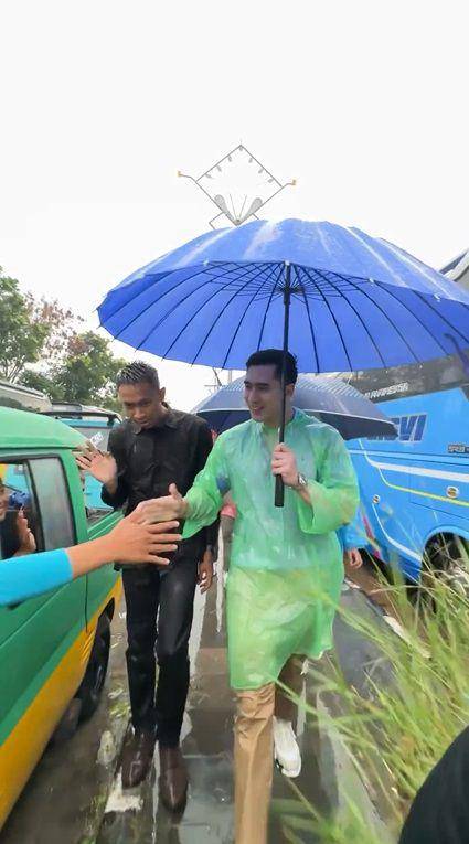 potret Verrell naik ojek dan hijan-hujanan ke lokasi kampanye Prabowo-Gibran (instagram.com/bramastavrl)