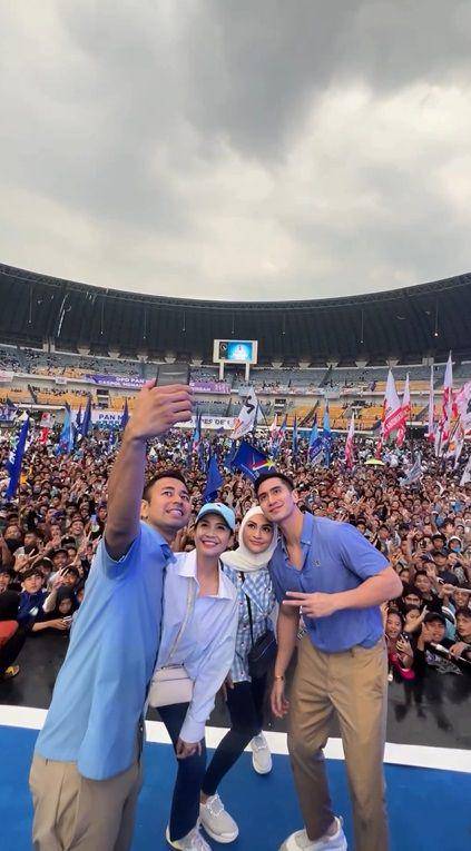 potret Verrell naik ojek dan hijan-hujanan ke lokasi kampanye Prabowo-Gibran (instagram.com/bramastavrl)