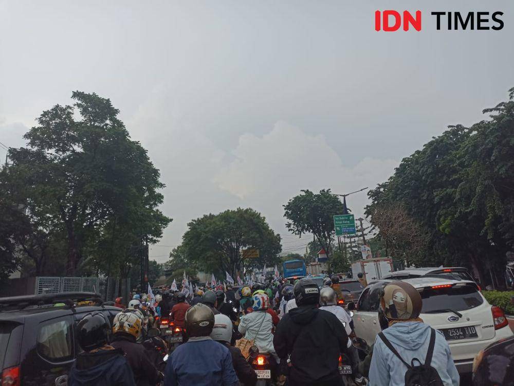 Lalu lintas menuju JIS macet, Sabtu (10/2/2024). (IDN Times/Lia Hutasoit)