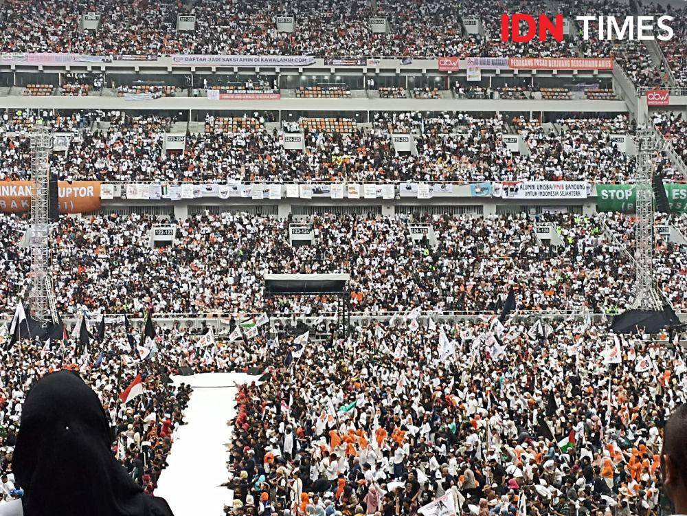 Massa pendukung Anies Baswedan dan Muhaimin Iskandar memenuhi JIS untuk mengikuti kampanye akbar. (IDN Times/Amir Faisol)