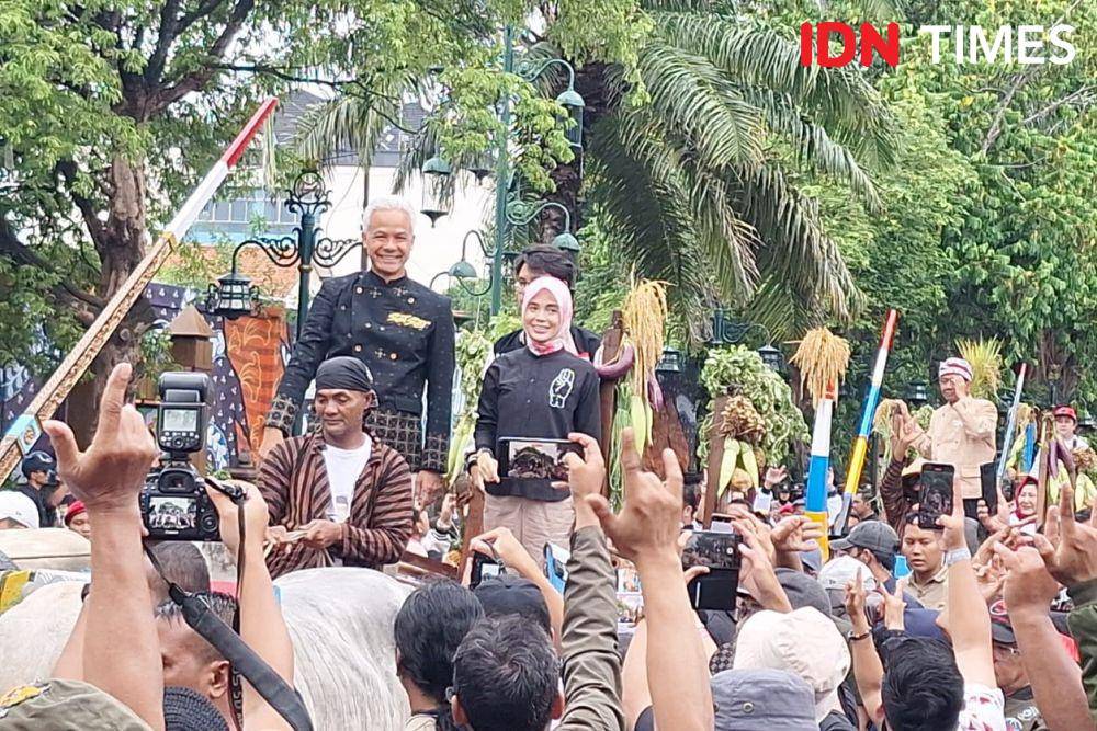 Ganjar-Mahfud mulai kampanye di Solo dengan diarak naik sapi pada Sabtu (10/2/2024). (IDN Times/Aryodamar)