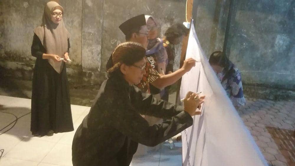 Jaringan Gusdurian di Tulungagung menandatangani pernyataan sikap. IDN Times/ Bramanta Pamungkas