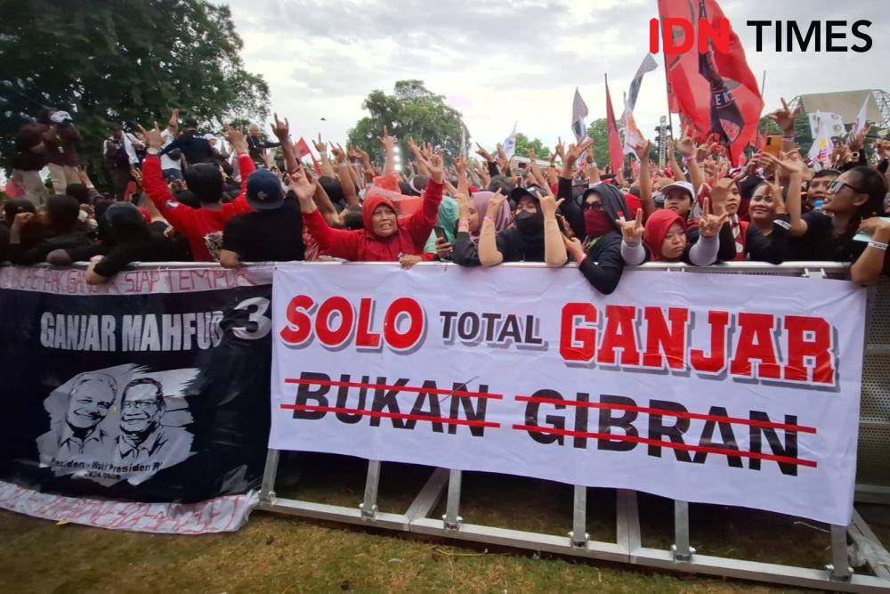 Antusias warga dukung Ganjar dan Mahfud di Solo pada Sabtu (10/2/2024). (IDN Times/Aryodamar)