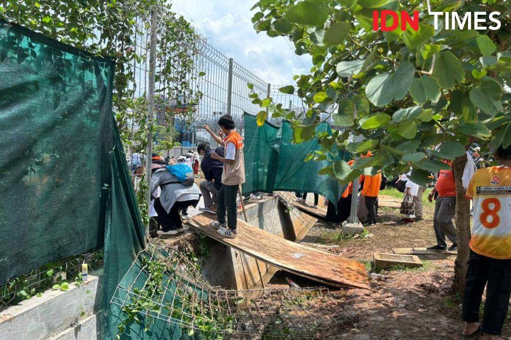 Warga jebol pagar untuk keluar dari JIS usai acara kumpul akbar AMIN pada Sabtu (10/2/2024). (IDN Times/Irsan Rufai Hamdalah)