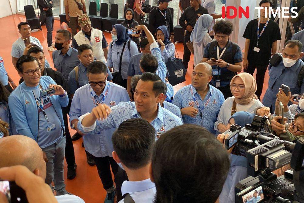 AHY tiba di GBK jelang pesta rakyat di GBK untuk dukung Prabowo - Gibran pada Sabtu (10/2/2024). (IDN Times/Irfan Fathurohman)